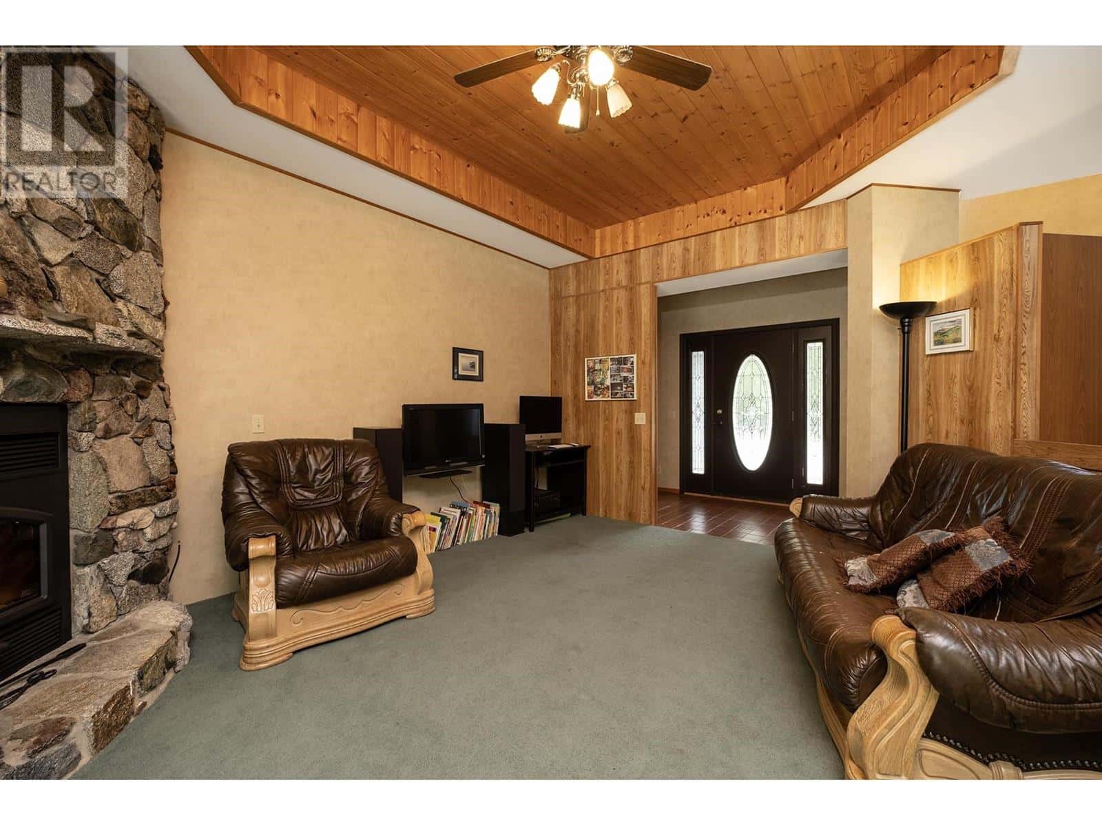 11832 SUNSHINE COAST HIGHWAY — Pender Harbour, British Columbia - Photo 5 of 40