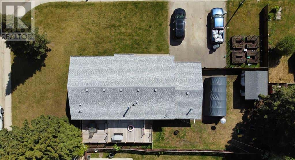 401 7 Avenue — Fox Creek, Alberta - Photo 3 of 40