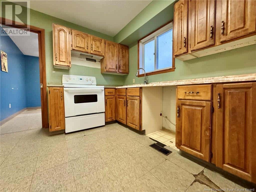 183 King Street — Miramichi, New Brunswick - Photo 3 of 50