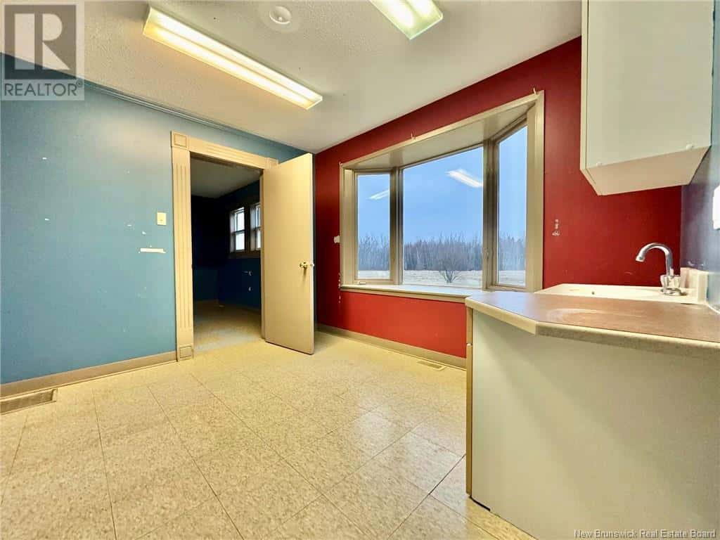 183 King Street — Miramichi, New Brunswick - Photo 5 of 50