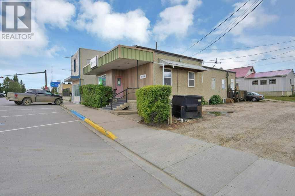 4911 51 Street — Rimbey, Alberta - Photo 3 of 22