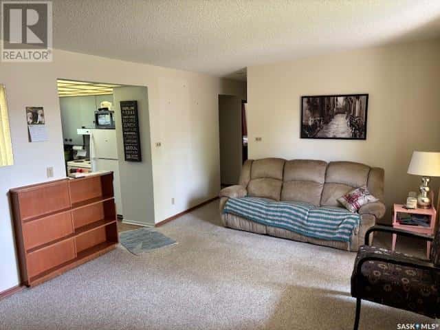 150 Shevchenko CRESCENT — Canora, Saskatchewan - Photo 3 of 25