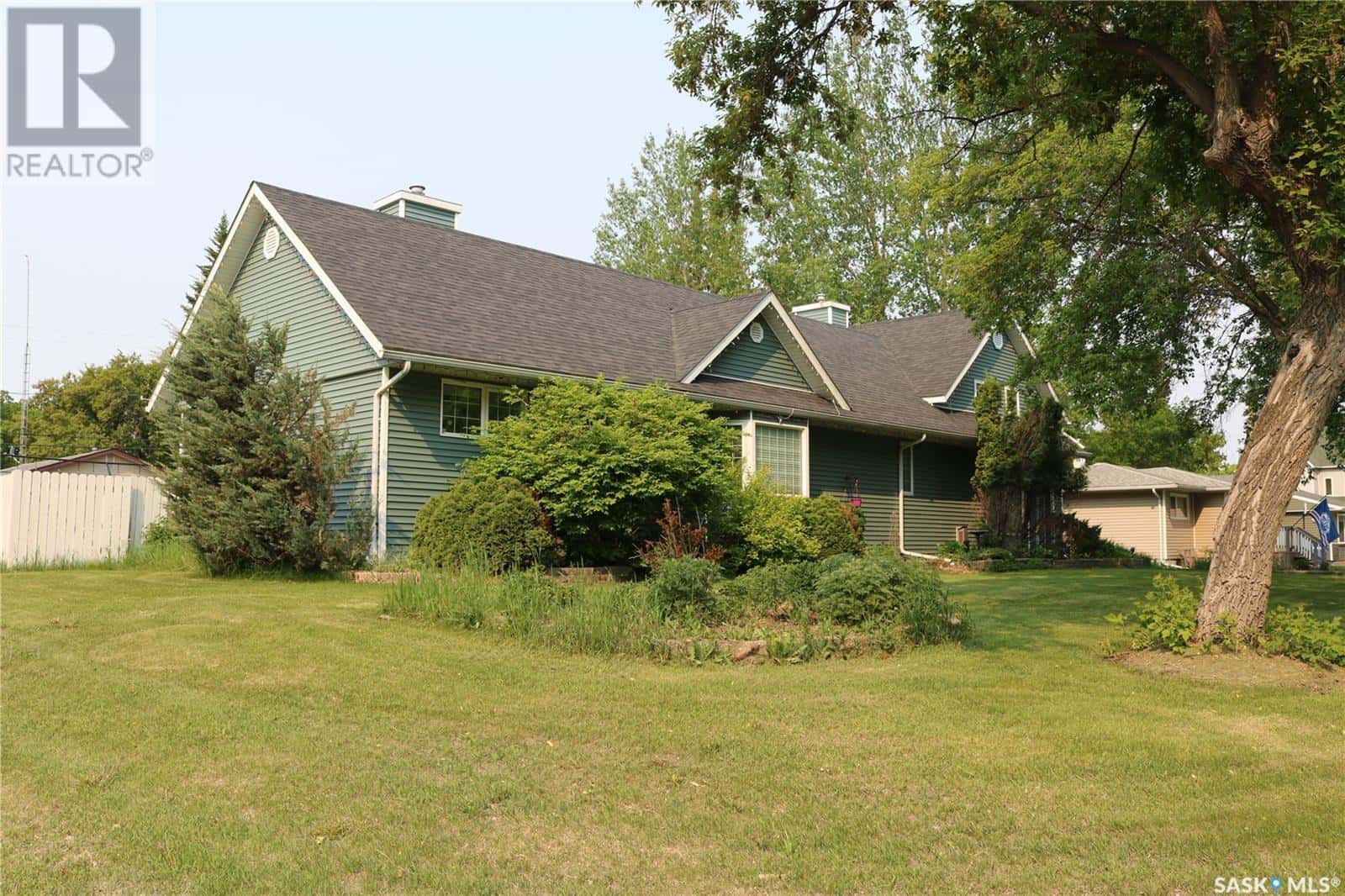 1307 Windover AVENUE — Moosomin, Saskatchewan - Photo 2 of 46