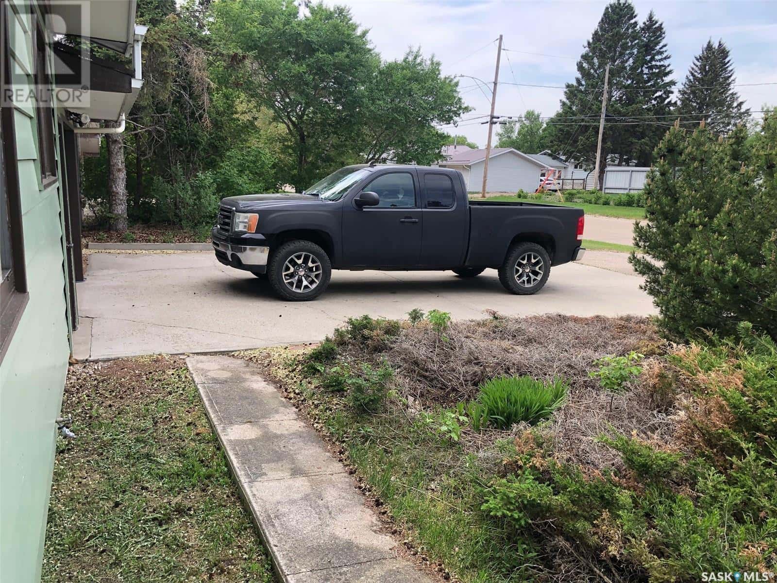 226 Saskatchewan STREET E — Kamsack, Saskatchewan - Photo 5 of 98