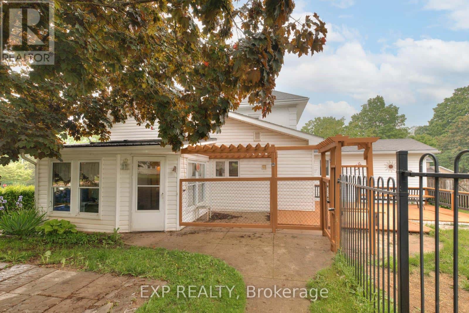 181 SHUTER ST STREET — North Huron (Wingham), Ontario - Photo 4 of 44