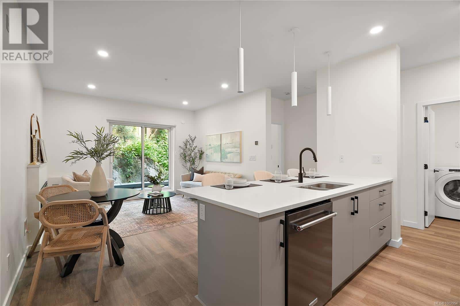 B404 1102 Esquimalt Rd — Esquimalt, British Columbia - Photo 5 of 27