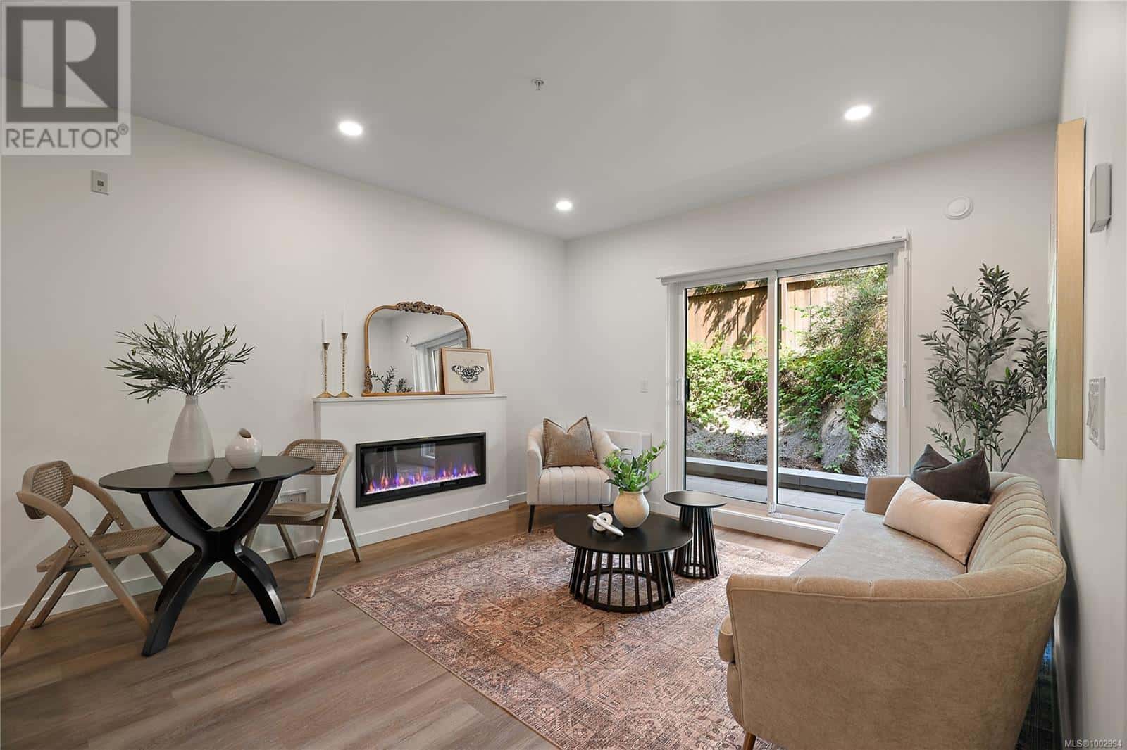 B404 1102 Esquimalt Rd — Esquimalt, British Columbia - Photo 2 of 27