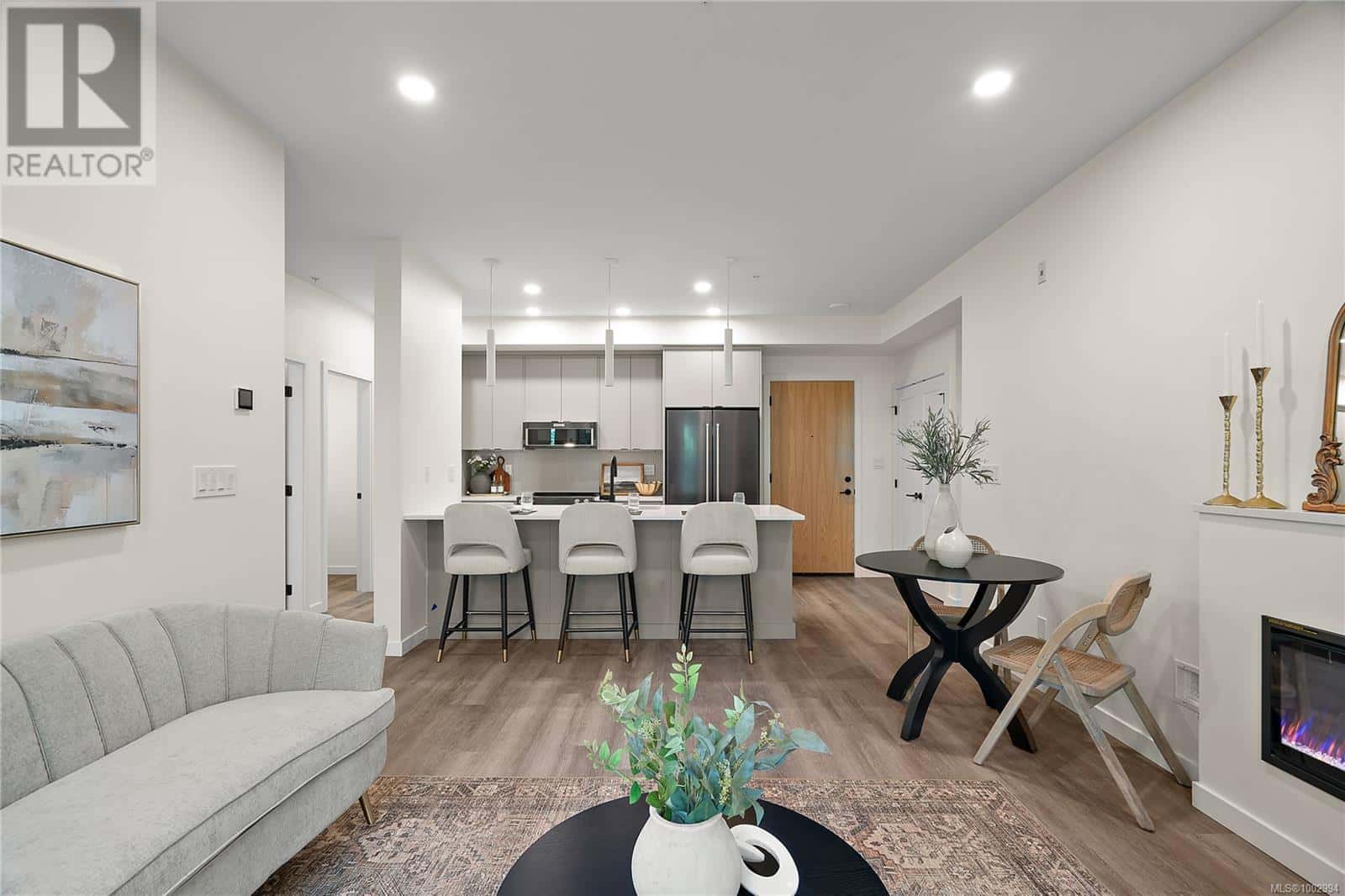 B404 1102 Esquimalt Rd — Esquimalt, British Columbia - Photo 3 of 27