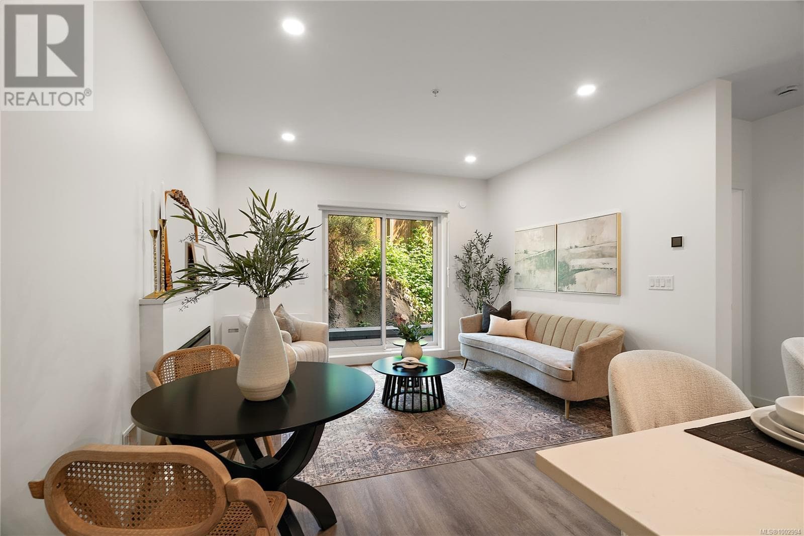 B404 1102 Esquimalt Rd — Esquimalt, British Columbia - Main photo