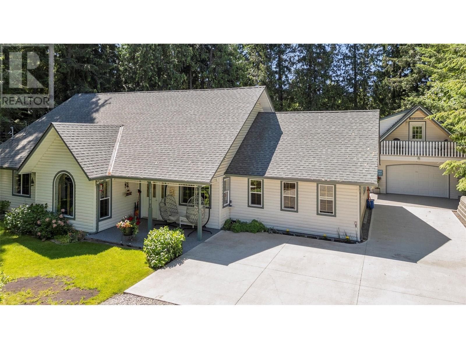 1047 Wharf Road — Scotch Creek, British Columbia - Main photo