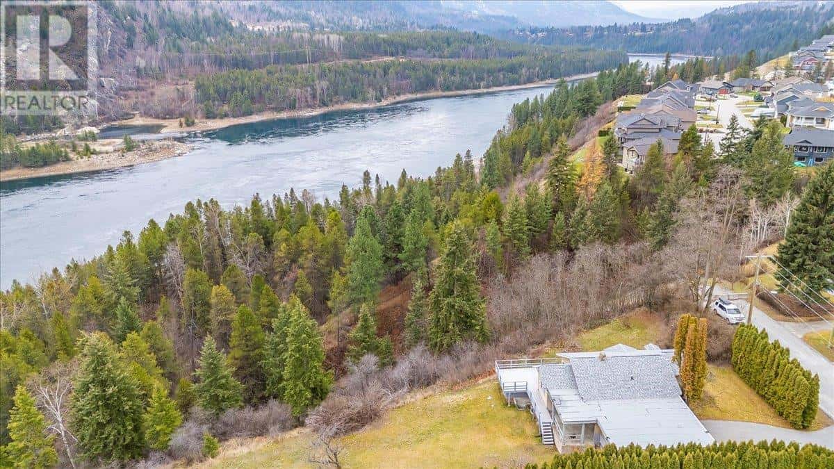 3601 3rd Avenue — Castlegar, British Columbia - Photo 3 of 24