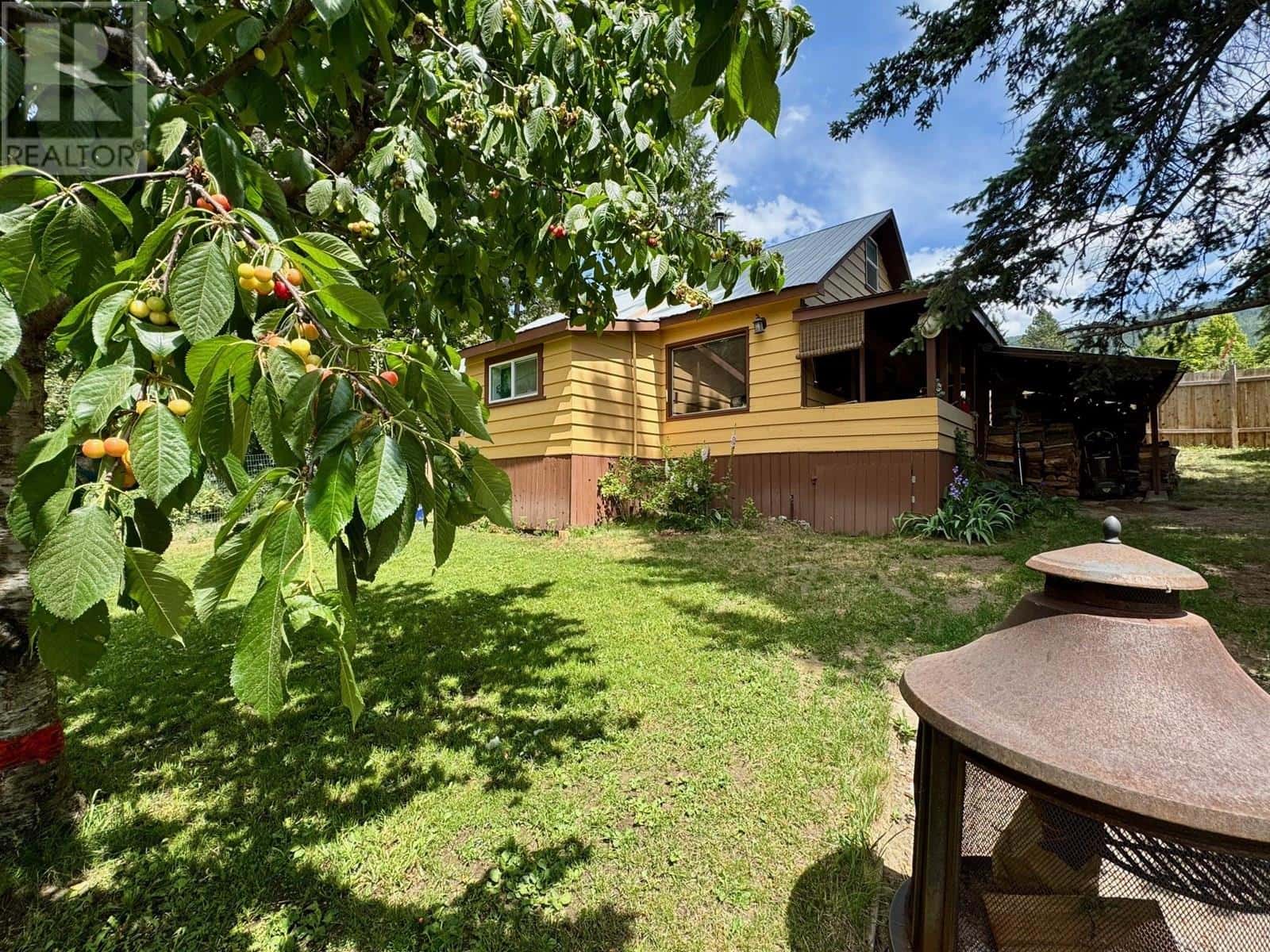 5128 Duck Creek Road — Wynndel, British Columbia - Photo 3 of 21