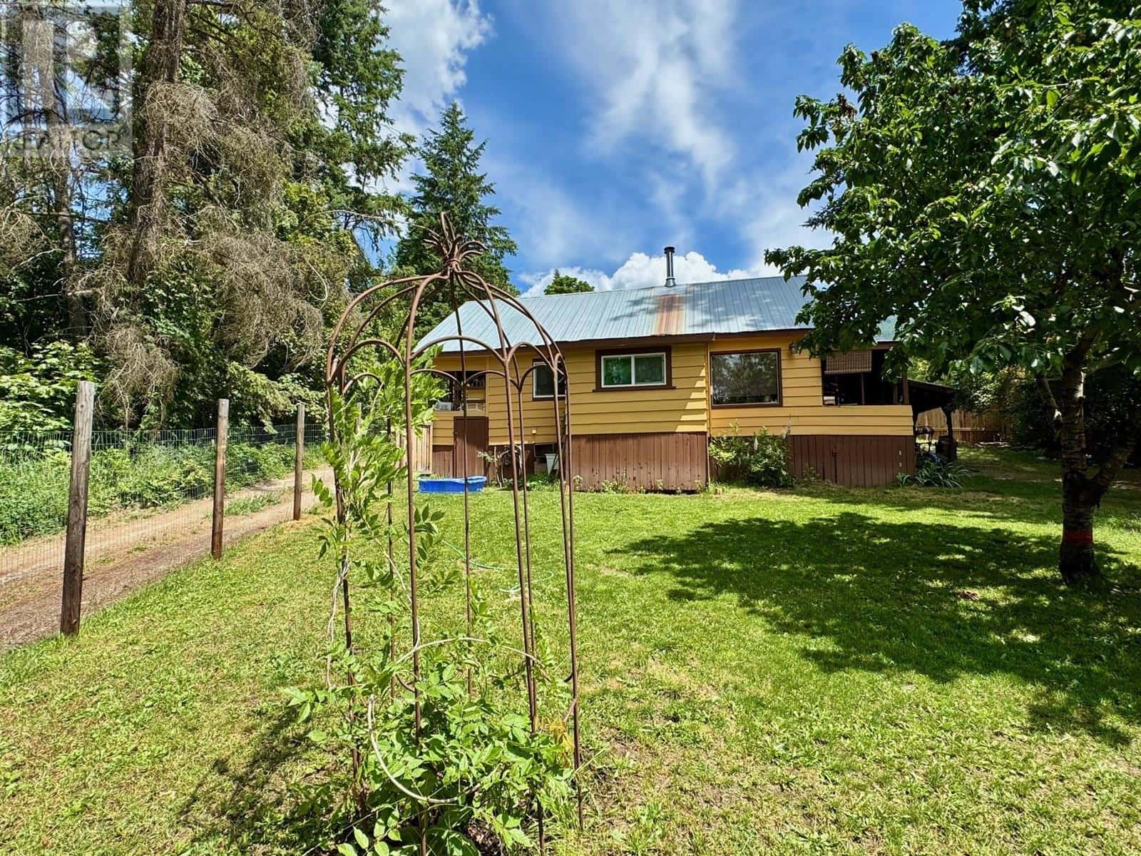 5128 Duck Creek Road — Wynndel, British Columbia - Photo 4 of 21