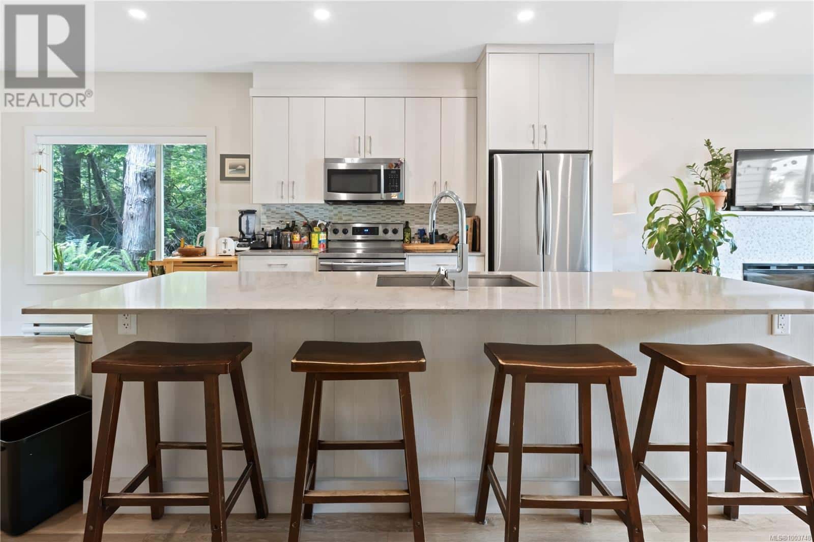 19 625 Hellesen Dr — Tofino, British Columbia - Photo 3 of 24