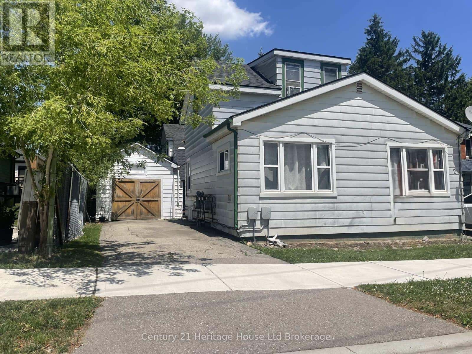 2 ELGIN STREET W — Norwich (Norwich Town), Ontario - Photo 2 of 39