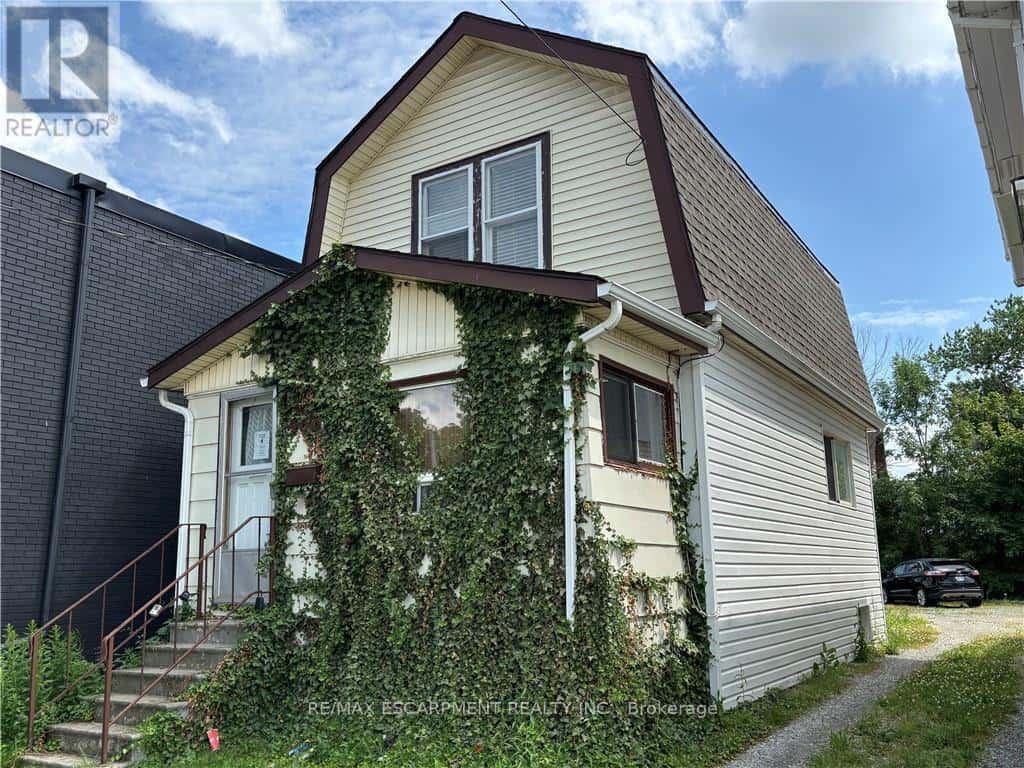 465 EAST MAIN STREET — Welland (Lincoln/Crowland), Ontario - Photo 2 of 22