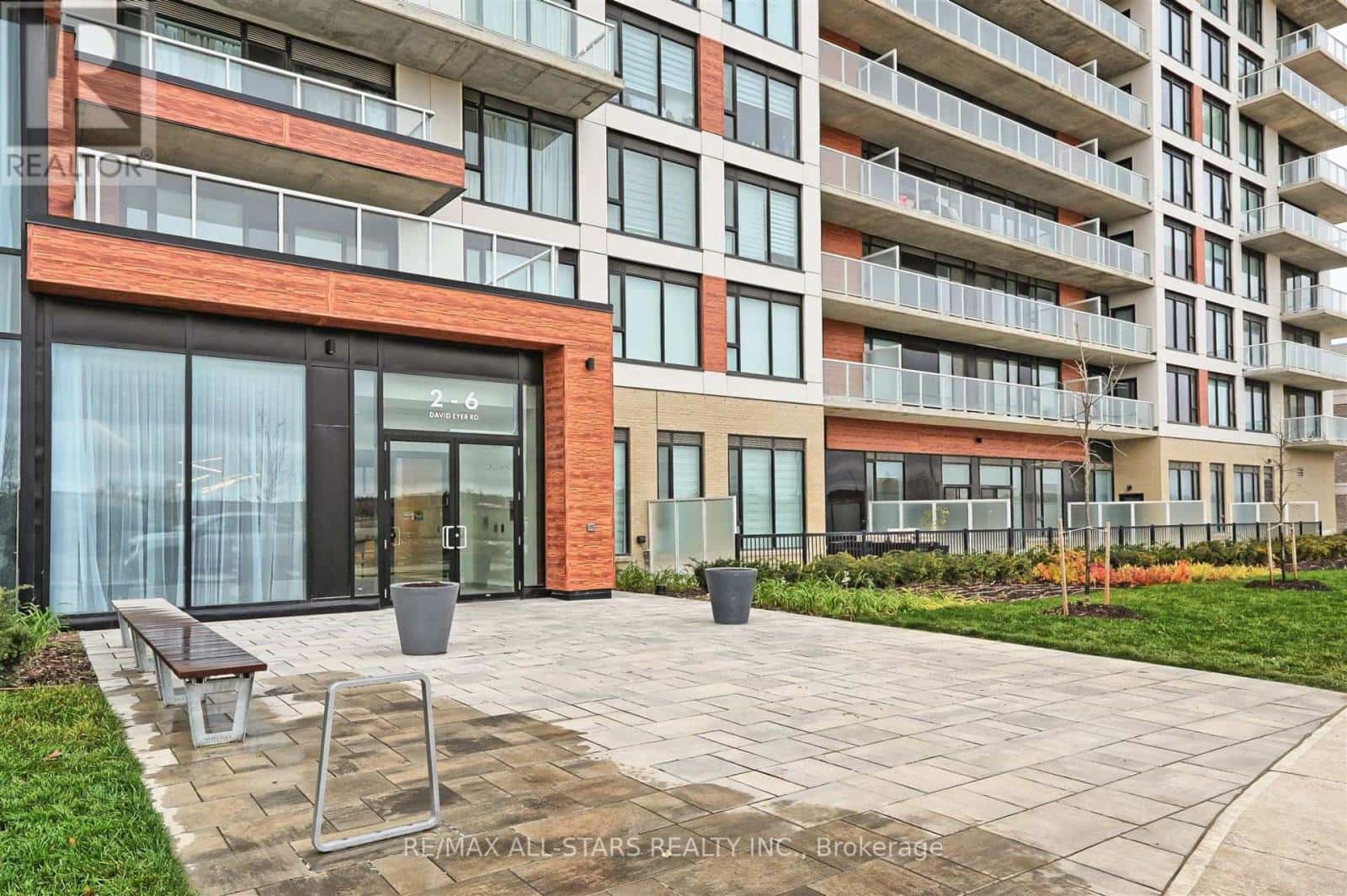 124 - 2 DAVID EYER ROAD — Richmond Hill, Ontario - Photo 2 of 22