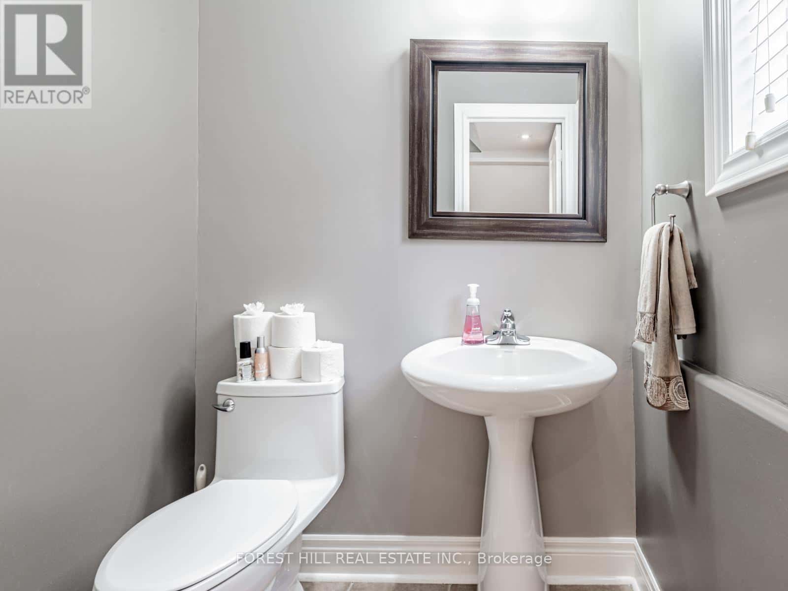 33 CONNAUGHT LANE — Barrie (Innis-Shore), Ontario - Photo 5 of 32