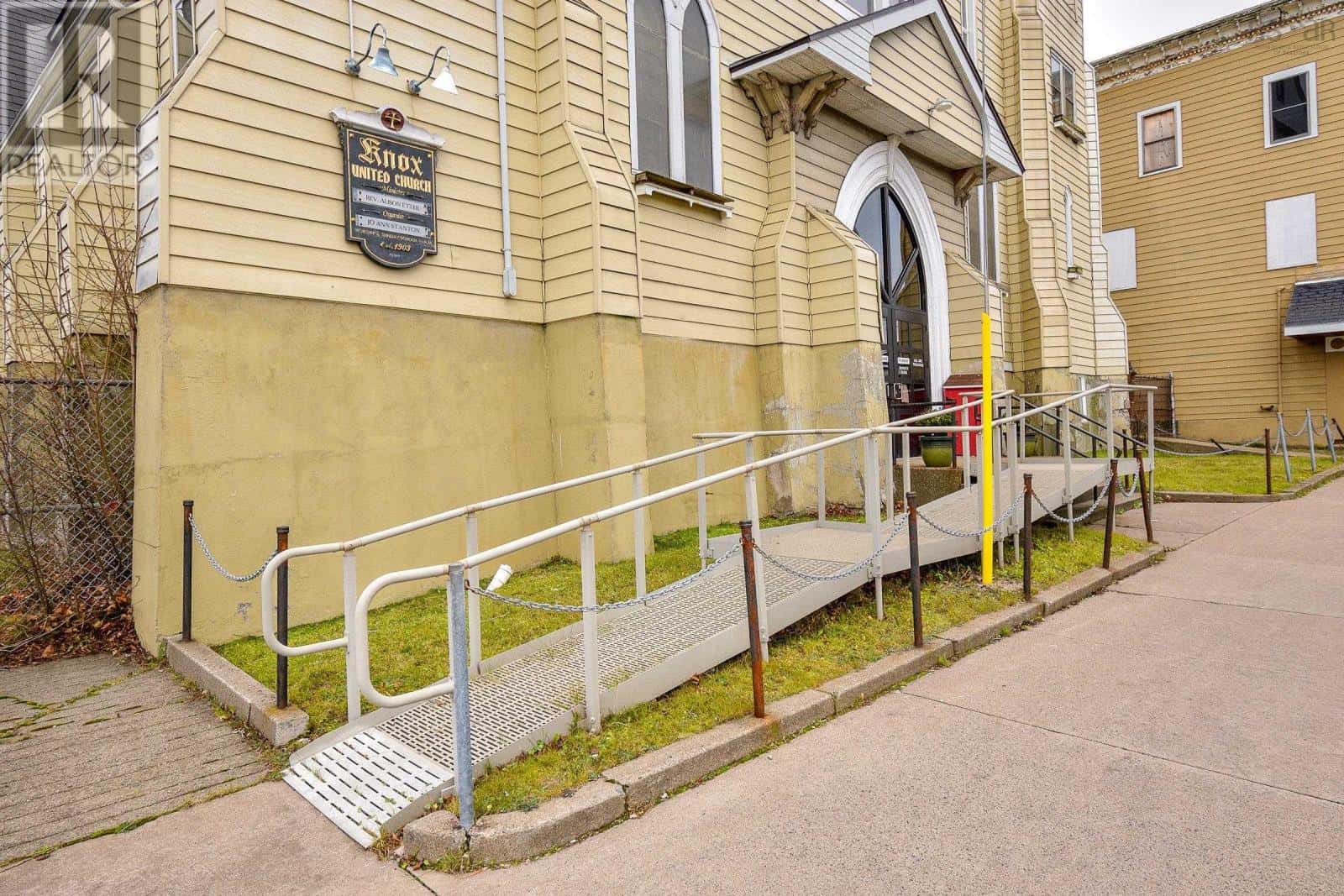 270 Commercial Street — Glace Bay, Nova Scotia - Photo 5 of 40