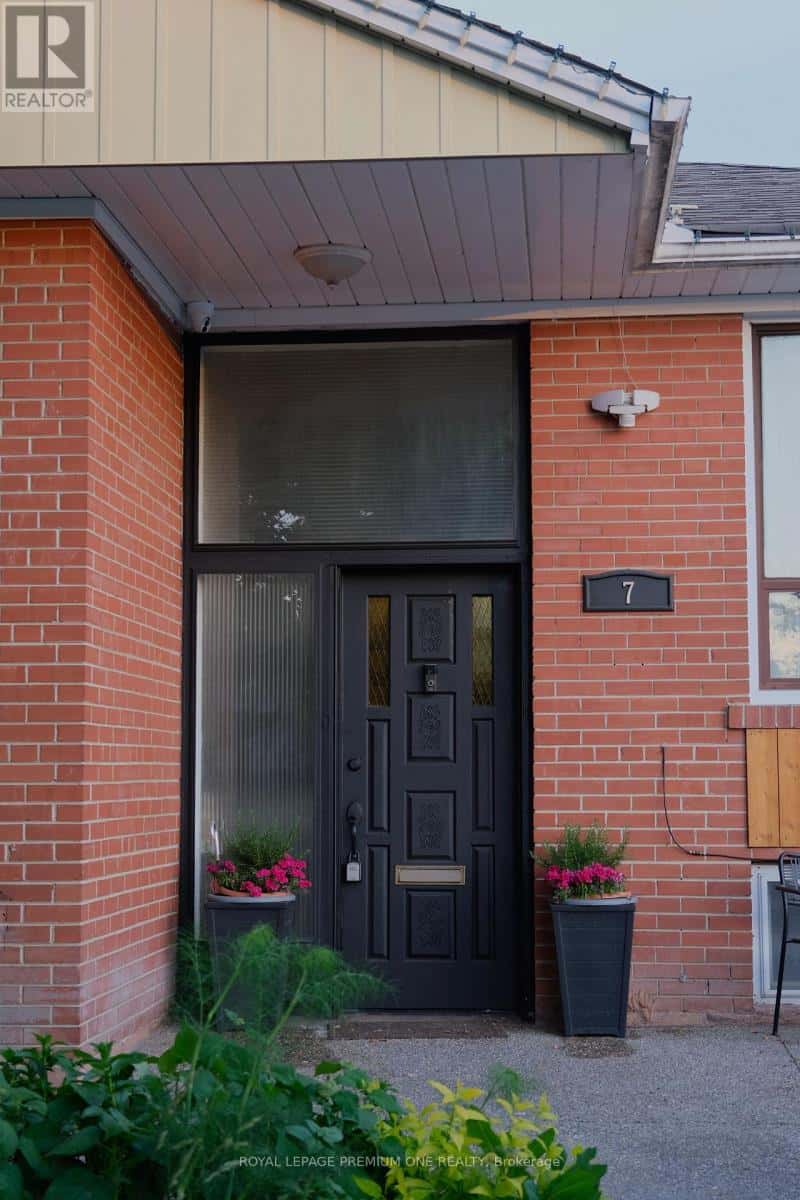 7 NORTH HEIGHTS ROAD — Toronto (Princess-Rosethorn), Ontario - Photo 3 of 39