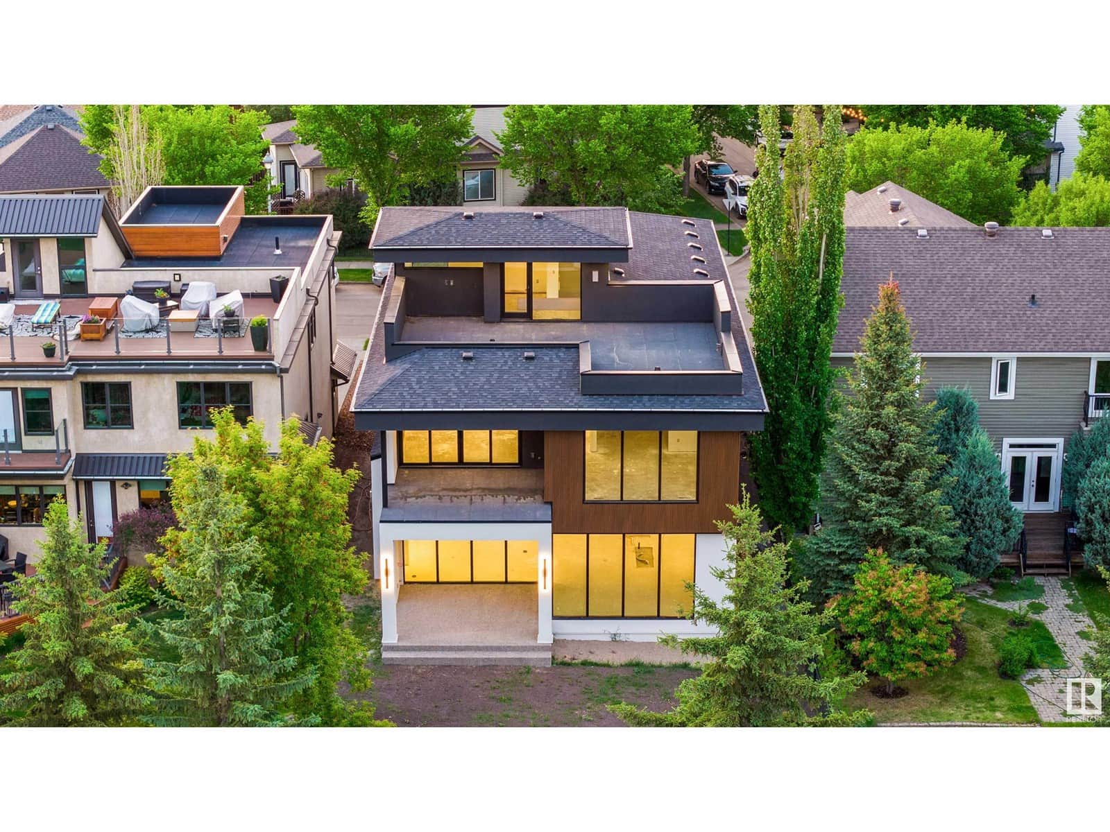 8807 99 AV NW - Photo 4 of 16, Edmonton, Alberta