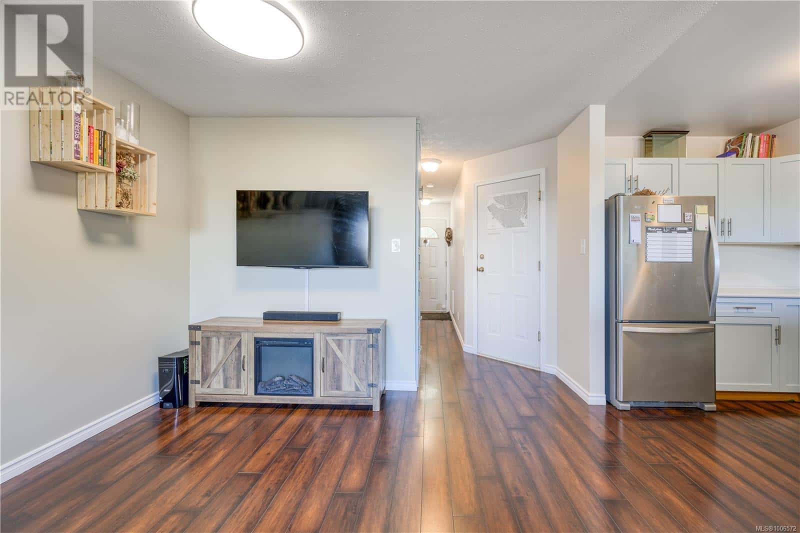 25 2697 Mine Rd — Port McNeill, British Columbia - Photo 2 of 22