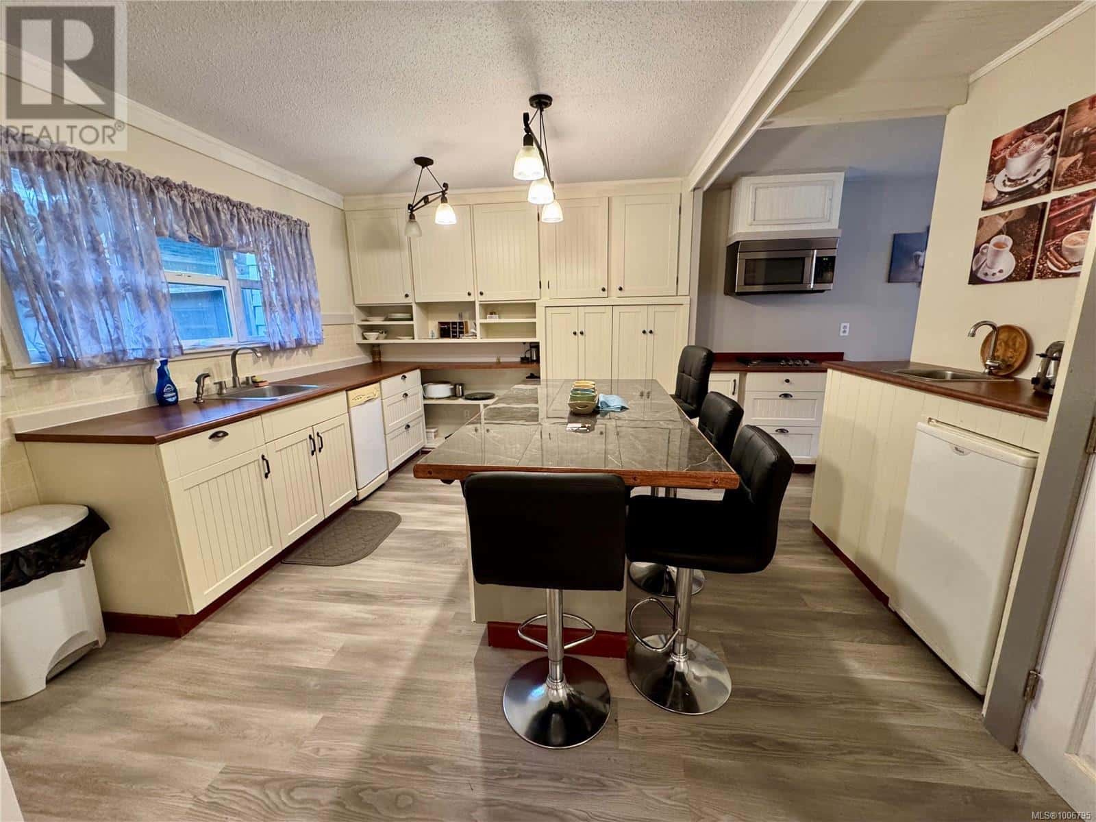 99 McKay Cres — Port Alice, British Columbia - Photo 4 of 22