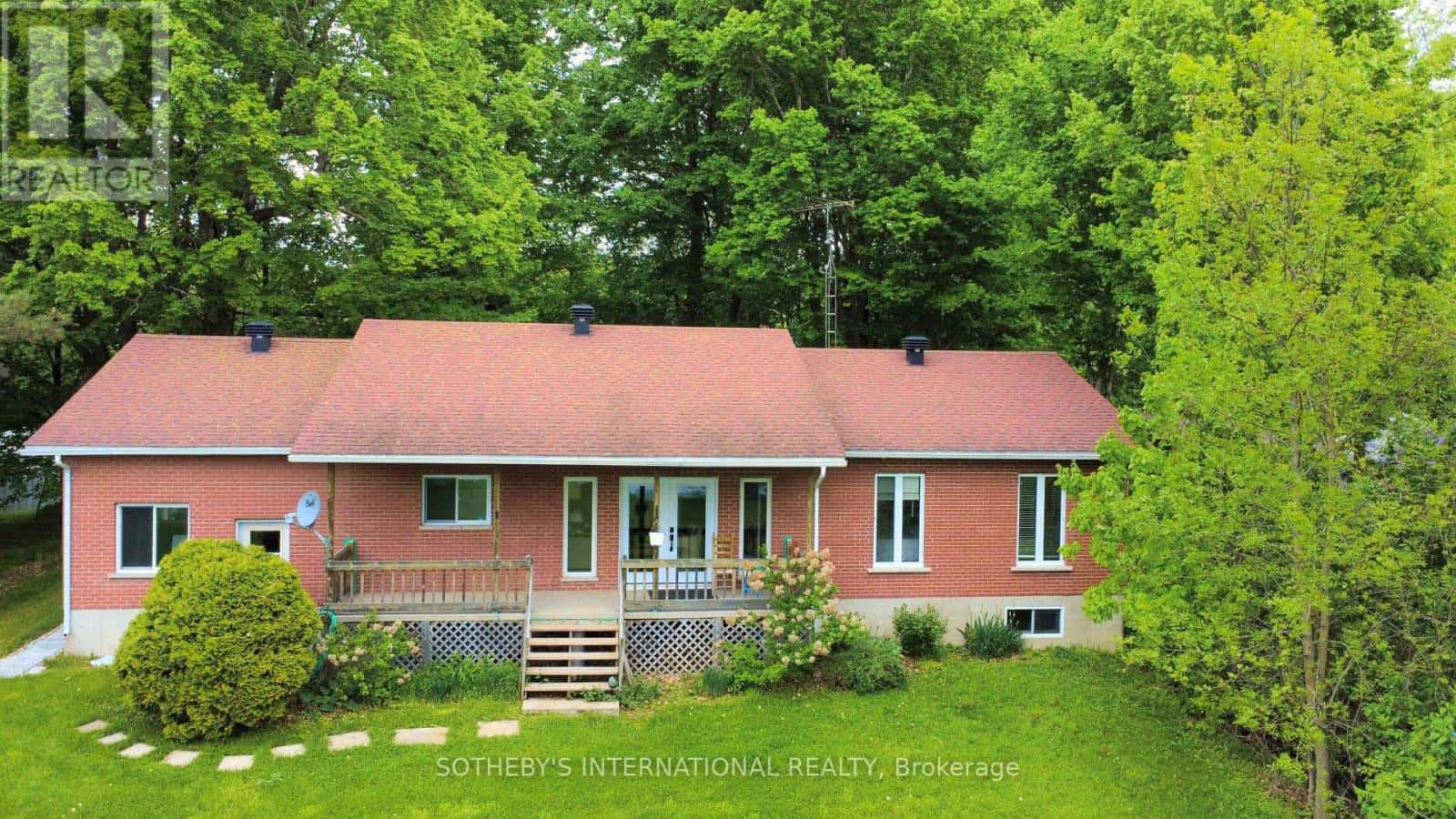 20820 SOUTH SERVICE ROAD — South Glengarry, Ontario - Photo 2 of 35