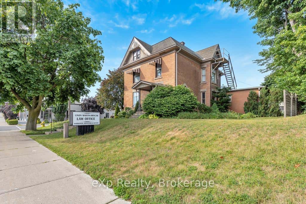 22 HARVEY STREET — Tillsonburg, Ontario - Photo 3 of 28