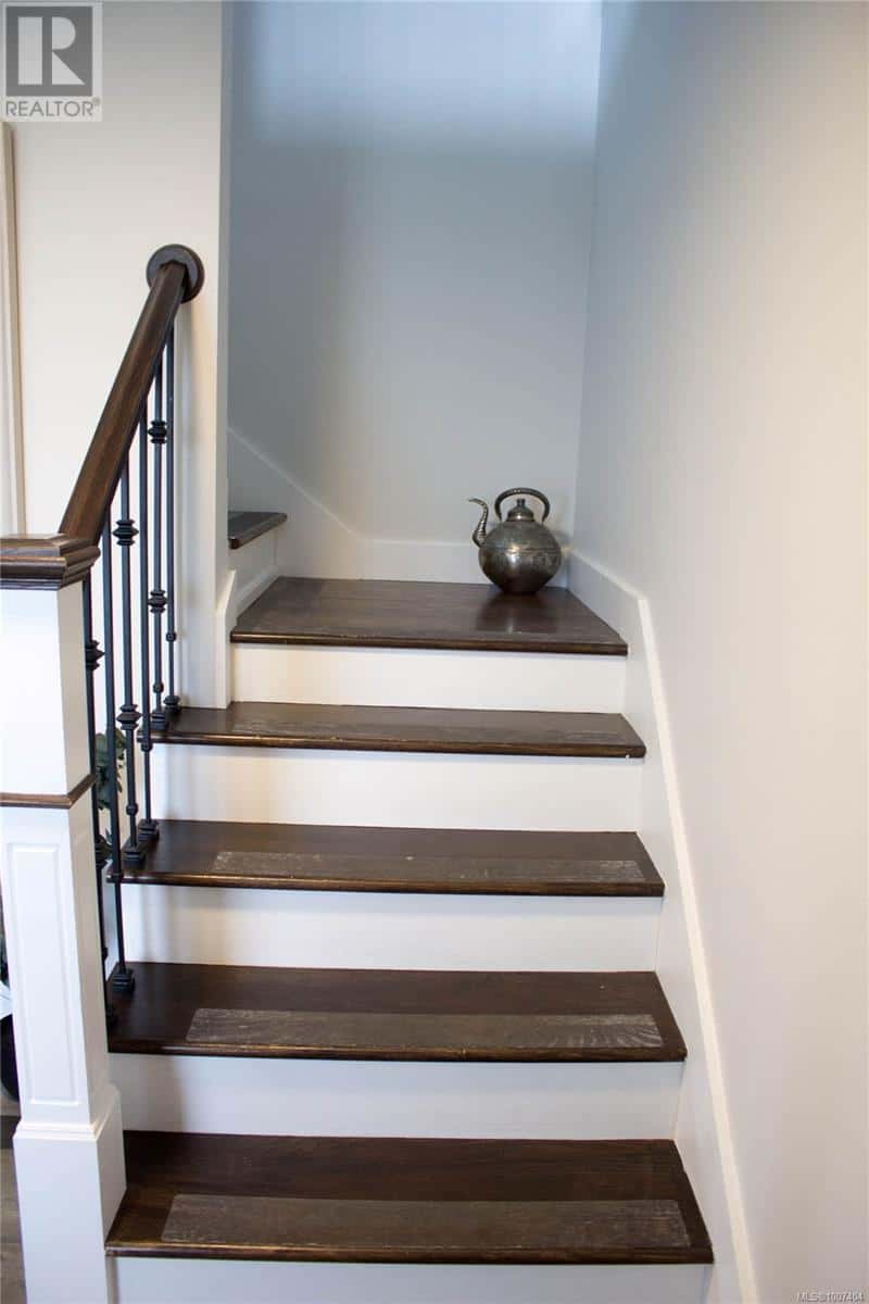 2141 Camosun Cres — Port McNeill, British Columbia - Photo 5 of 47