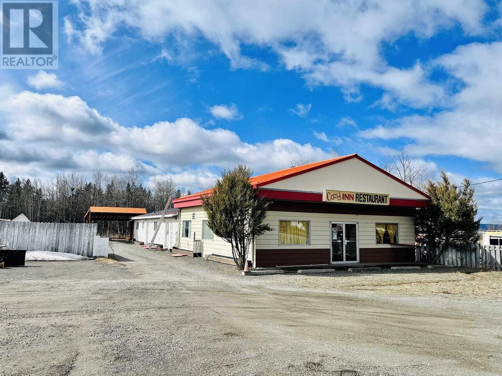 3988 S CARIBOO 97 HIGHWAY — Lac La Hache, British Columbia - Main photo