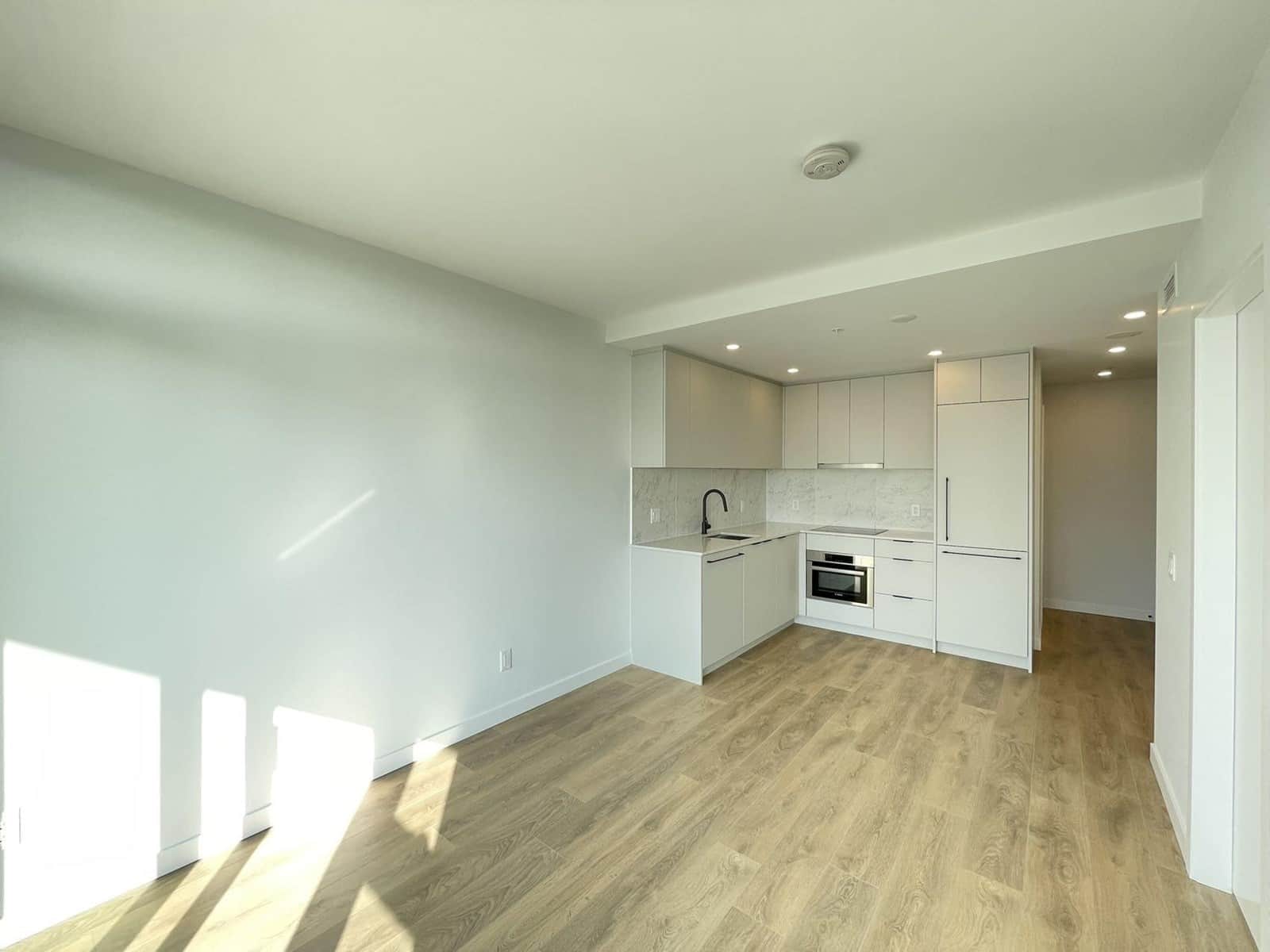 1806 13685 102 AVENUE - Photo 5 of 16, Surrey, British Columbia