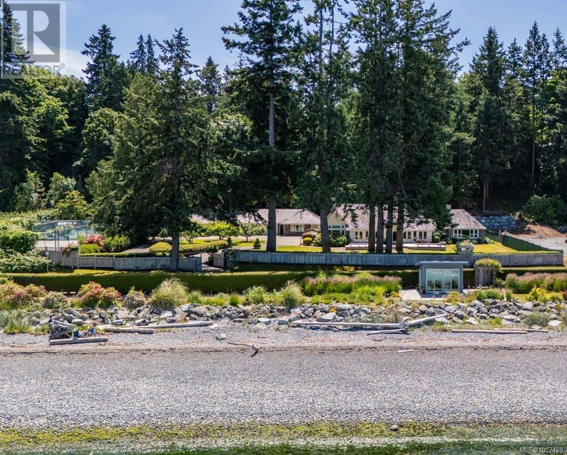 382 Judges Row — Qualicum Beach, British Columbia - Photo 2 of 88