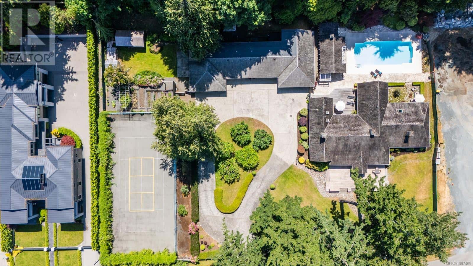 382 Judges Row — Qualicum Beach, British Columbia - Photo 3 of 88