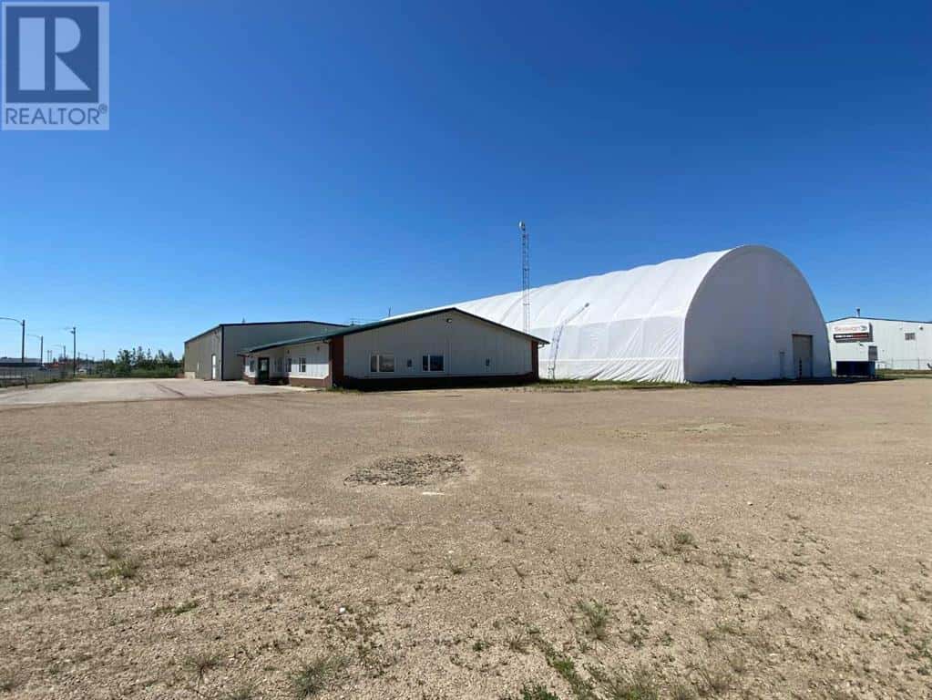 6701 & 6705 44 Avenue — Ponoka, Alberta - Photo 2 of 38
