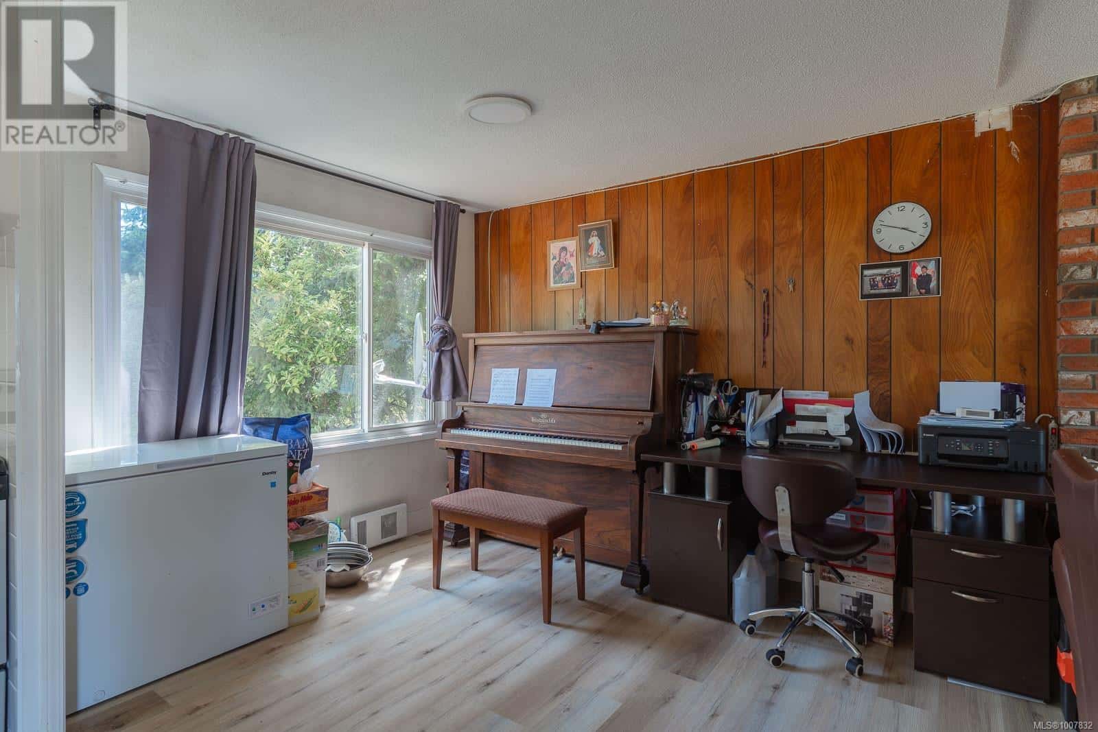 7405 Lantzville Rd — Lantzville, British Columbia - Photo 4 of 39