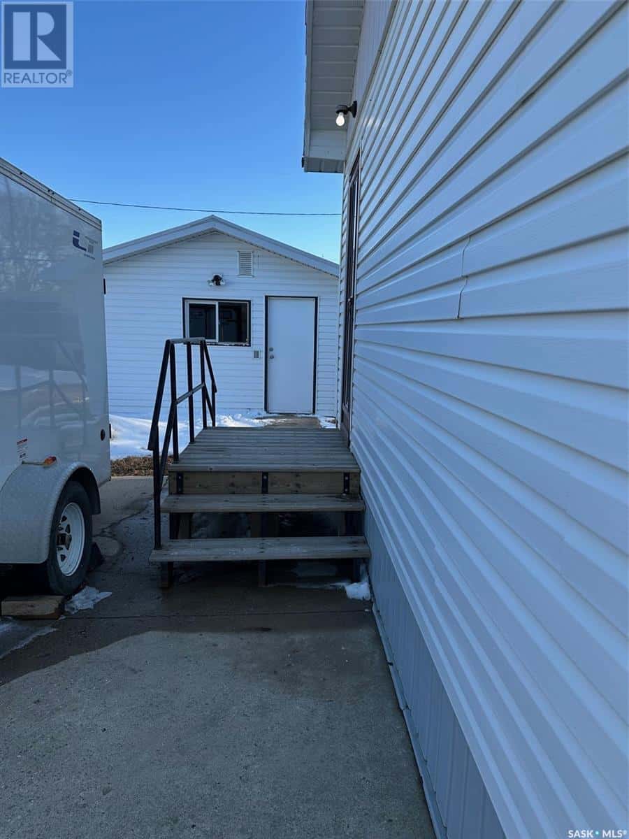 914 George STREET — Estevan, Saskatchewan - Photo 2 of 34