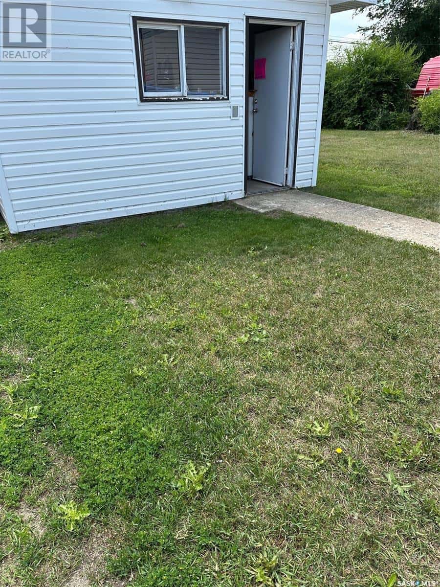 914 George STREET — Estevan, Saskatchewan - Photo 3 of 34