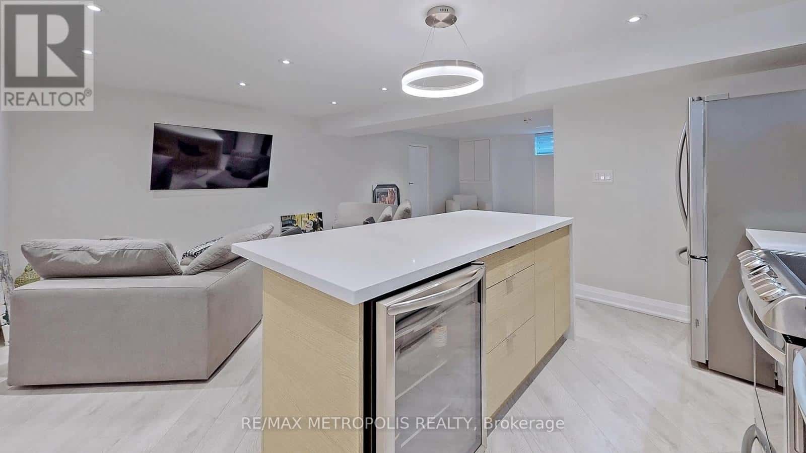 20 KNOX AVENUE — Toronto (Humber Summit), Ontario - Photo 3 of 10