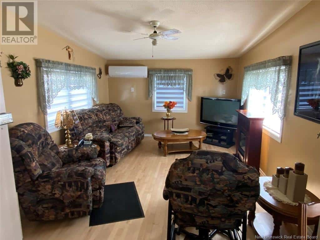 4 Gagnon Avenue — Edmundston, New Brunswick - Photo 4 of 28