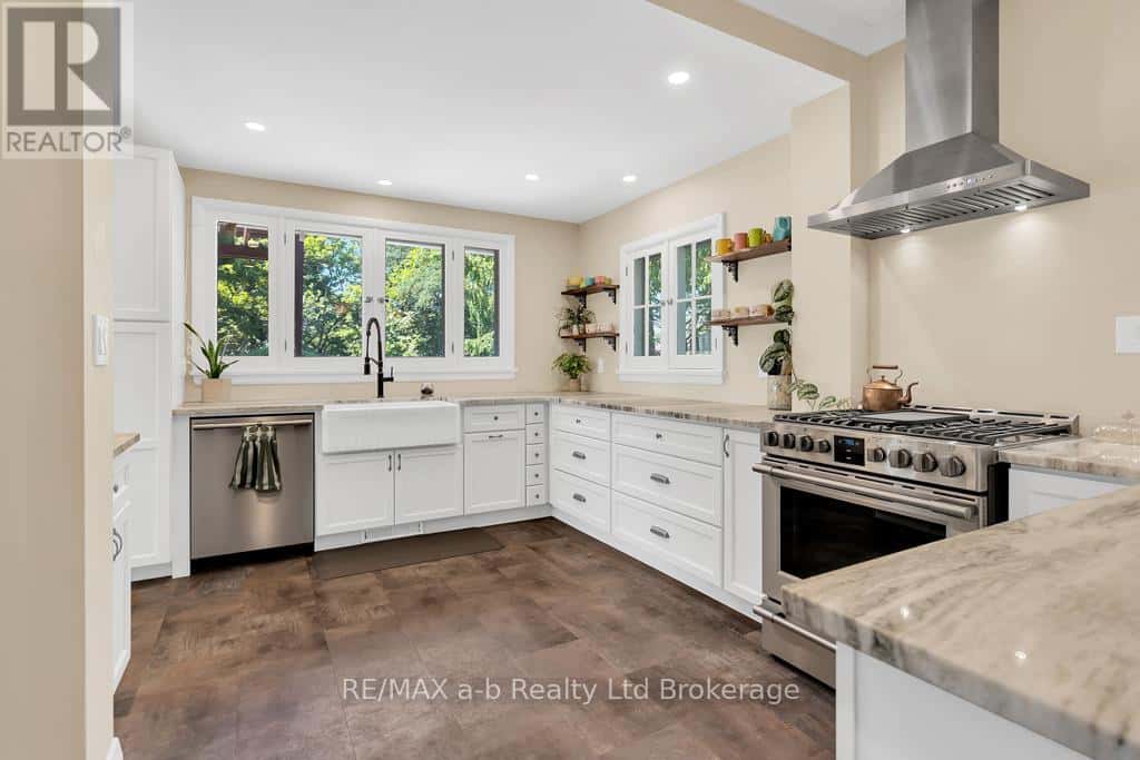 347 BROADWAY STREET — Tillsonburg, Ontario - Photo 3 of 35