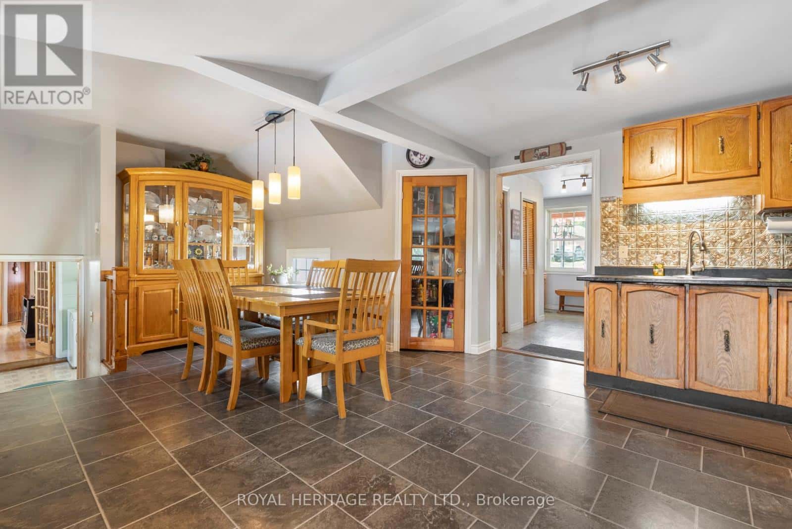 1984 STURGEON ROAD — Kawartha Lakes (Verulam), Ontario - Photo 4 of 43