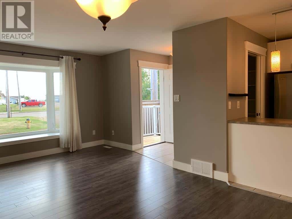 4920 52 Avenue — Grimshaw, Alberta - Photo 5 of 29