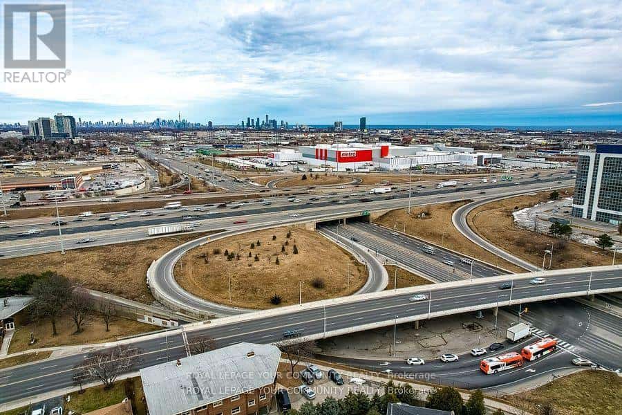 18 TERRYELLEN CRESCENT — Toronto (Markland Wood), Ontario - Photo 2 of 48