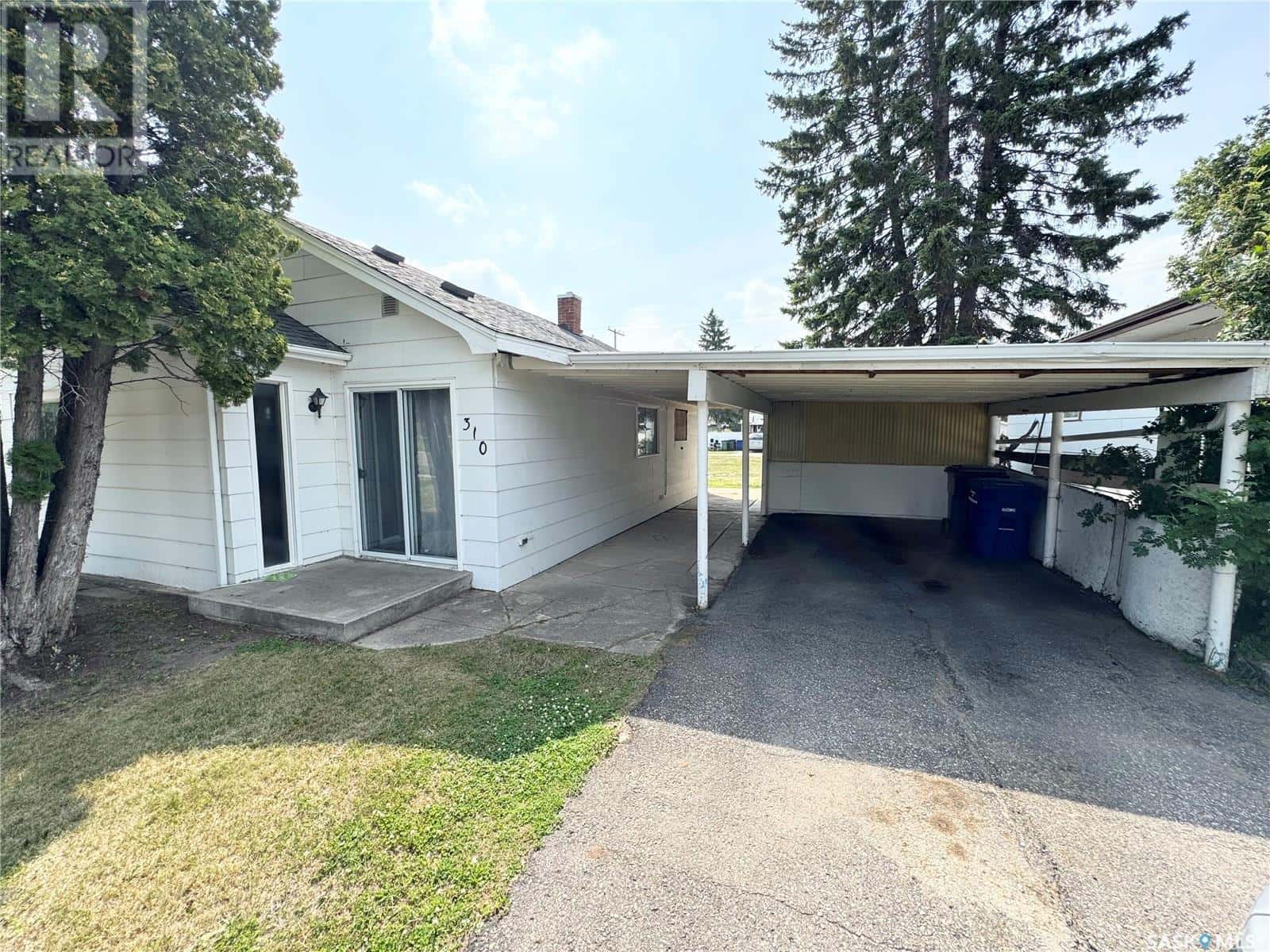 310 Maple ROAD E — Nipawin, Saskatchewan - Photo 2 of 19