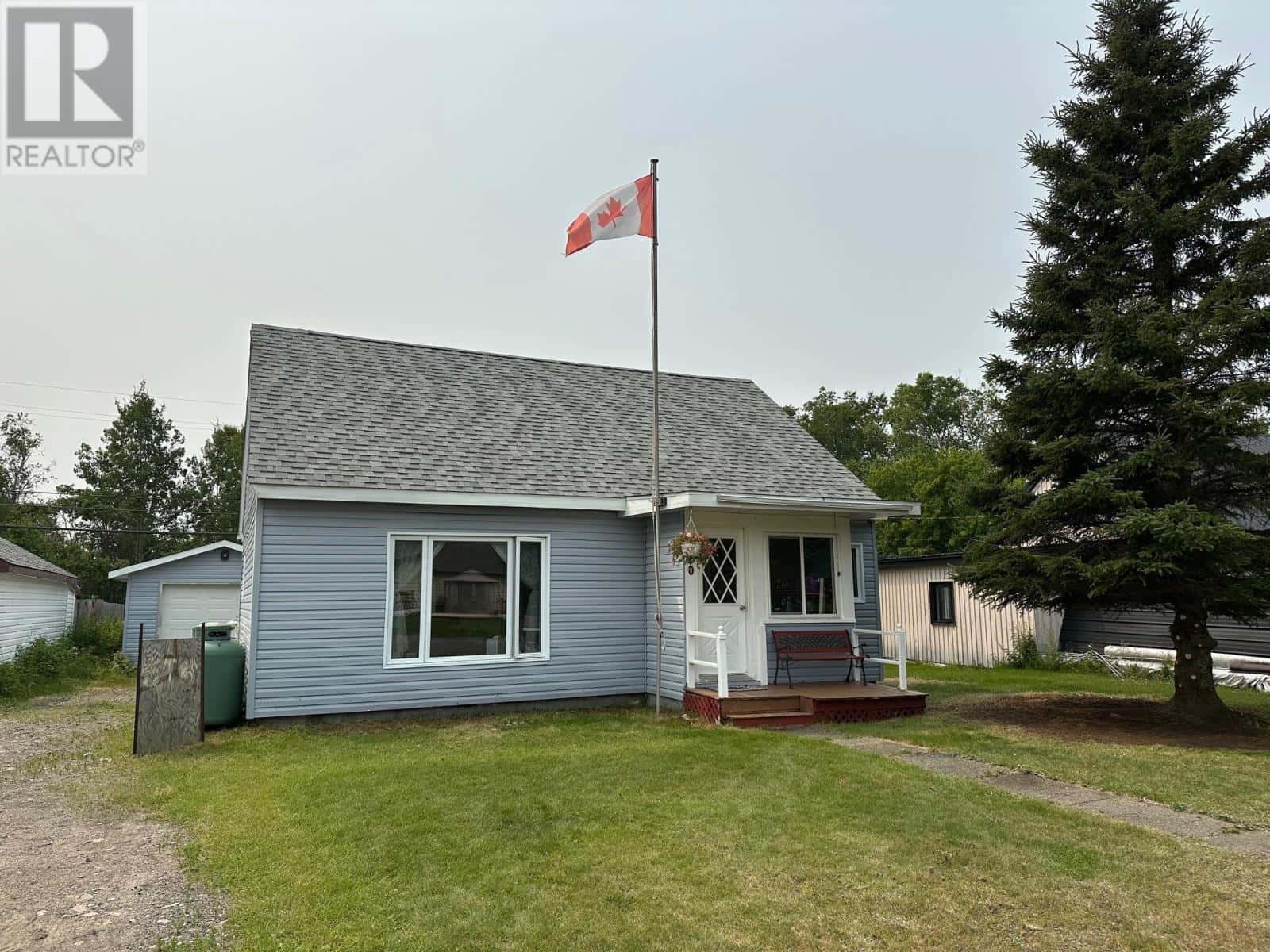 10 Elizabeth AVE — Terrace Bay, Ontario - Photo 2 of 35