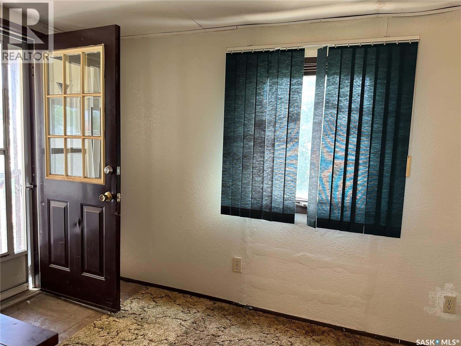 55 14th STREET — Weyburn, Saskatchewan - Photo 2 of 26