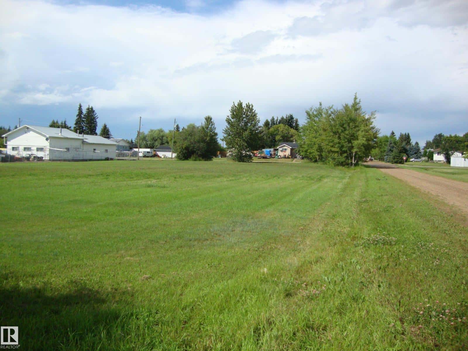 502 1 AV — Thorhild, Alberta - Photo 5 of 8