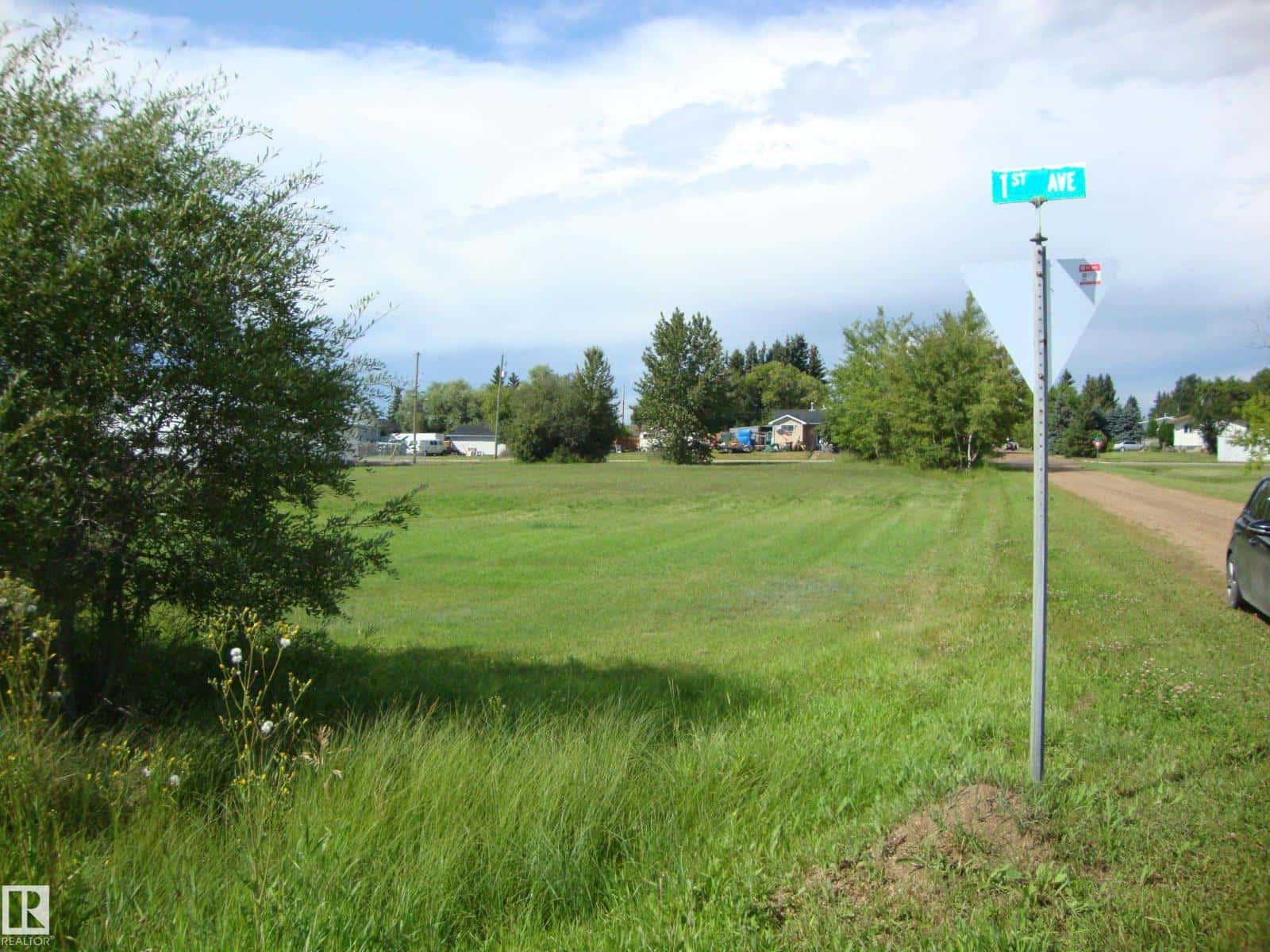 502 1 AV — Thorhild, Alberta - Photo 4 of 8