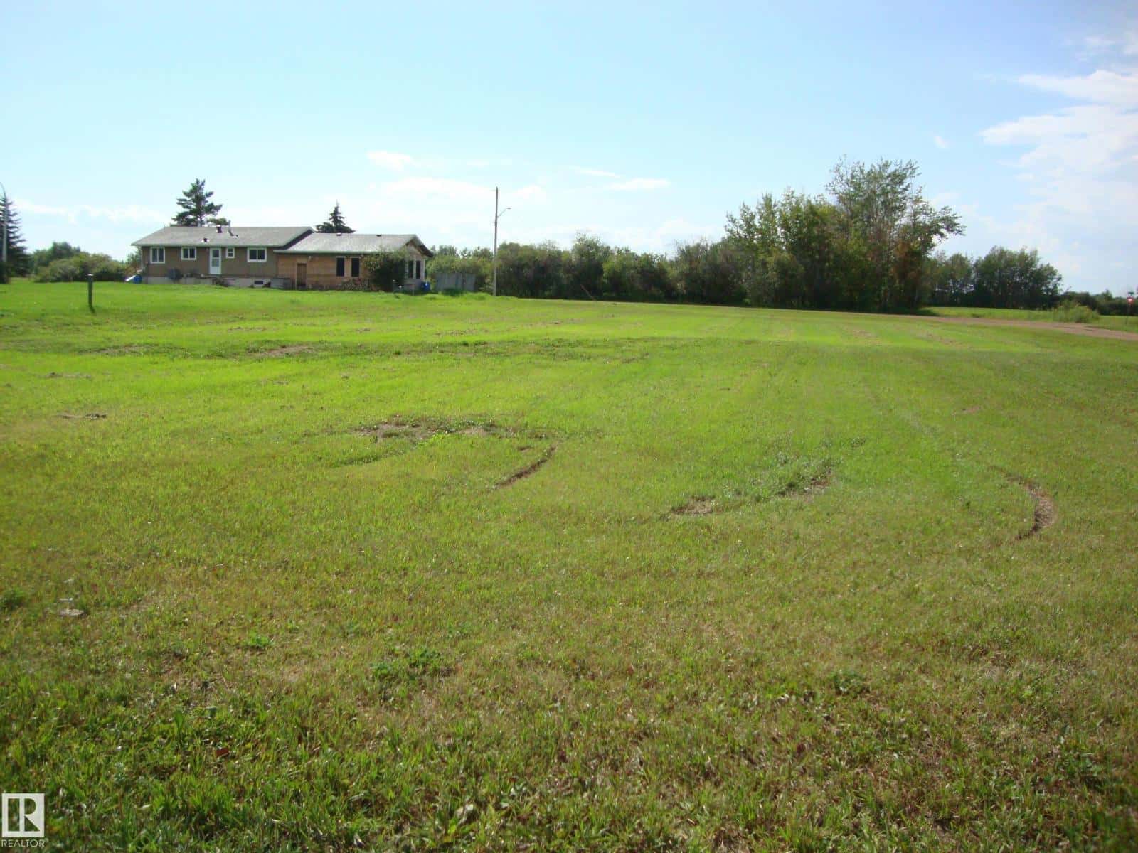 610 5th ave — Thorhild, Alberta - Photo 3 of 6